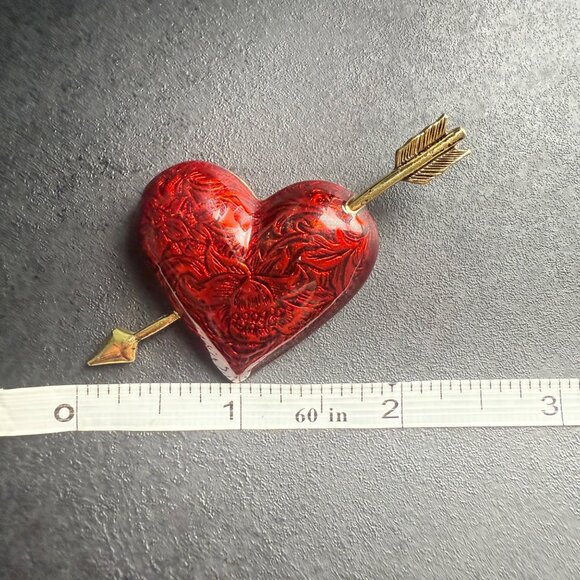 Original Avon Vintage Red Heart Brooch With Gold-Tone Pierced Arrow Etched Flora - Picture 6 of 6